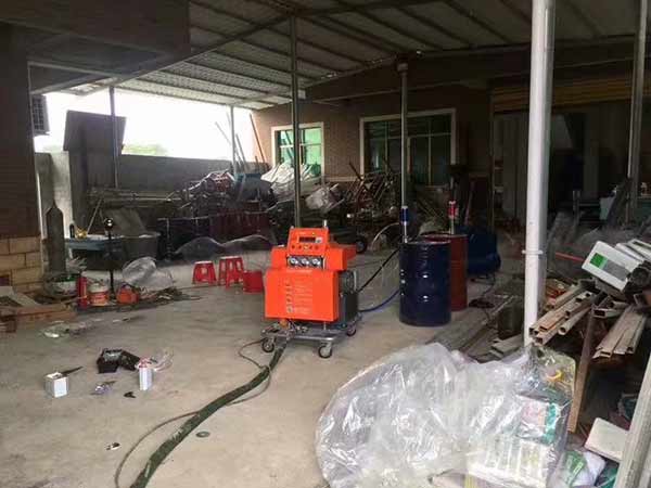 聚脲噴涂機(jī)JNJX-H5600(圖4) 5600液壓聚脲噴涂機(jī)應(yīng)用于泡沫雕塑噴涂