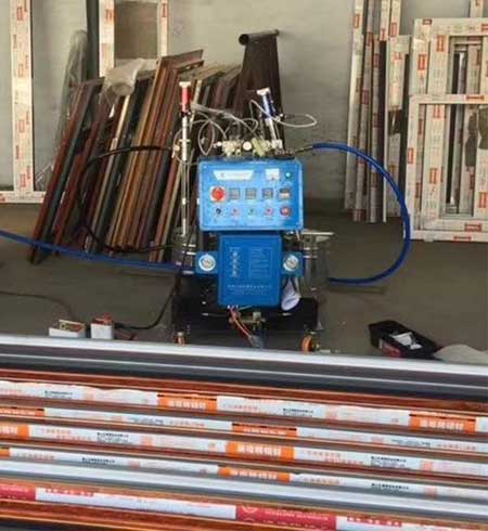 鋁型材聚氨酯發(fā)泡設(shè)備(圖1) Q2600D斷橋鋁型材發(fā)泡設(shè)備