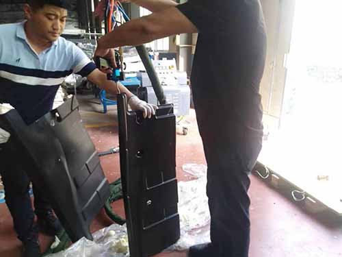 汽車配件聚氨酯填充(圖1) H5600D液壓聚氨酯發(fā)泡機(jī)在山東諸城用于汽車配件聚氨酯填充