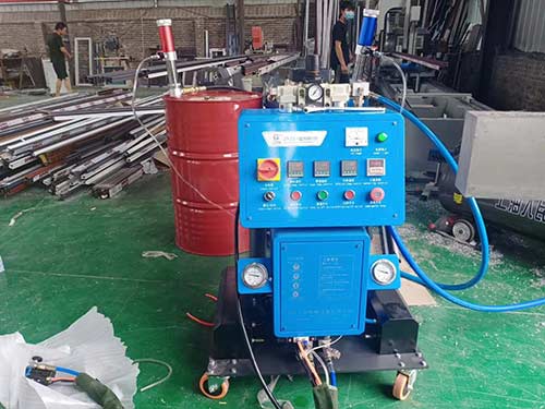 斷橋鋁內(nèi)部填充物 是什么泡沫(圖2) Q2600D斷橋鋁填充聚氨酯噴涂發(fā)泡機(jī)