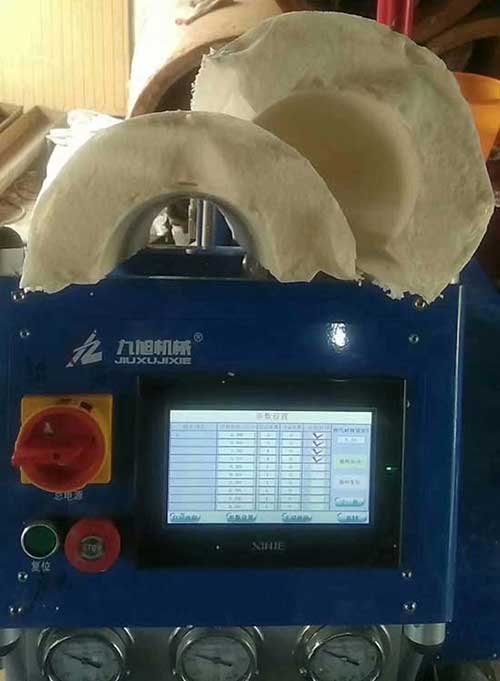 聚氨酯保溫材料發(fā)泡機(jī)器(圖1) 瓦殼聚氨酯保溫材料發(fā)泡機(jī)器