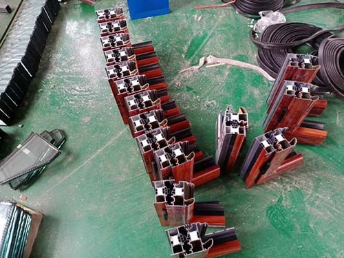 斷橋鋁填充物(圖1) 斷橋鋁填充物聚氨酯案例