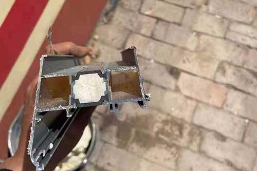 斷橋鋁填充聚氨酯發(fā)泡材料工藝斷橋鋁填充專用聚氨酯噴涂設備(圖3) 斷橋鋁填充聚氨酯發(fā)泡材料