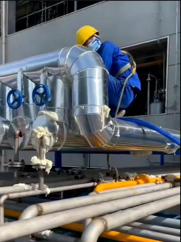 聚氨酯現(xiàn)場(chǎng)發(fā)泡(圖3) 聚氨酯現(xiàn)場(chǎng)發(fā)泡管道保溫澆注成型