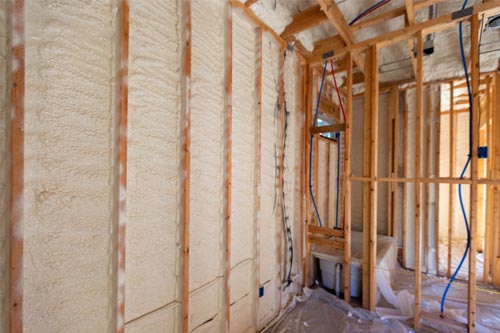 木屋保溫隔音噴涂聚氨酯好嗎 高壓發(fā)泡機(jī)(圖1) 木屋保溫隔音噴涂聚氨酯案例