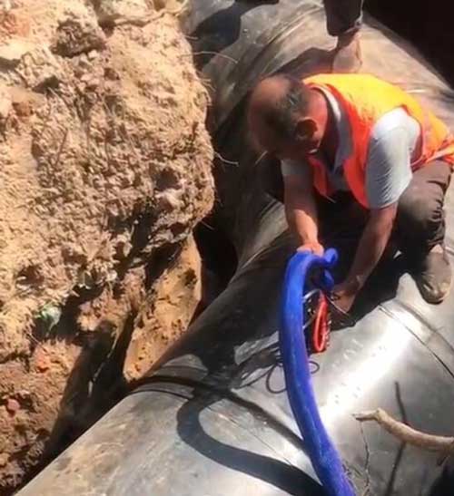 直埋型聚氨酯保溫管現(xiàn)場(chǎng)補(bǔ)口(圖2) 直埋型聚氨酯保溫管現(xiàn)場(chǎng)補(bǔ)口案例