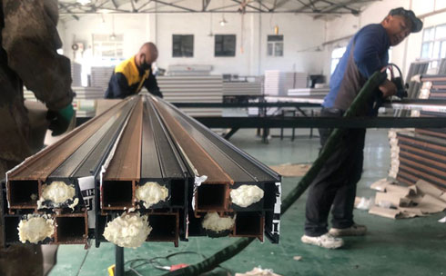 鋁型材填充發(fā)泡機(圖5) 鋁型材填充發(fā)泡機(圖5)