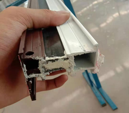 鋁型材填充發(fā)泡機(圖7) 鋁型材填充發(fā)泡機(圖7)