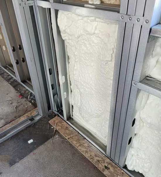 聚氨酯噴涂機(jī)JX-H-T40集裝箱房活動(dòng)房屋頂保溫隔音(圖2) 集裝箱房活動(dòng)房屋頂保溫