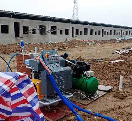 養(yǎng)殖場頂棚聚氨酯發(fā)泡(圖1) H5600聚氨酯發(fā)泡機